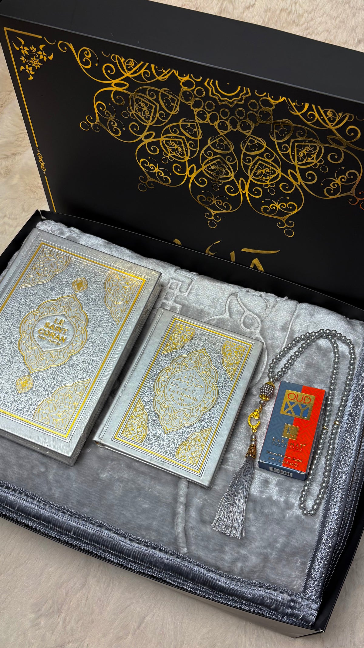 Coffret cadeau islamique gris : Coran, Citadelle du musulman, tapis de prière brodé, tasbih et musc