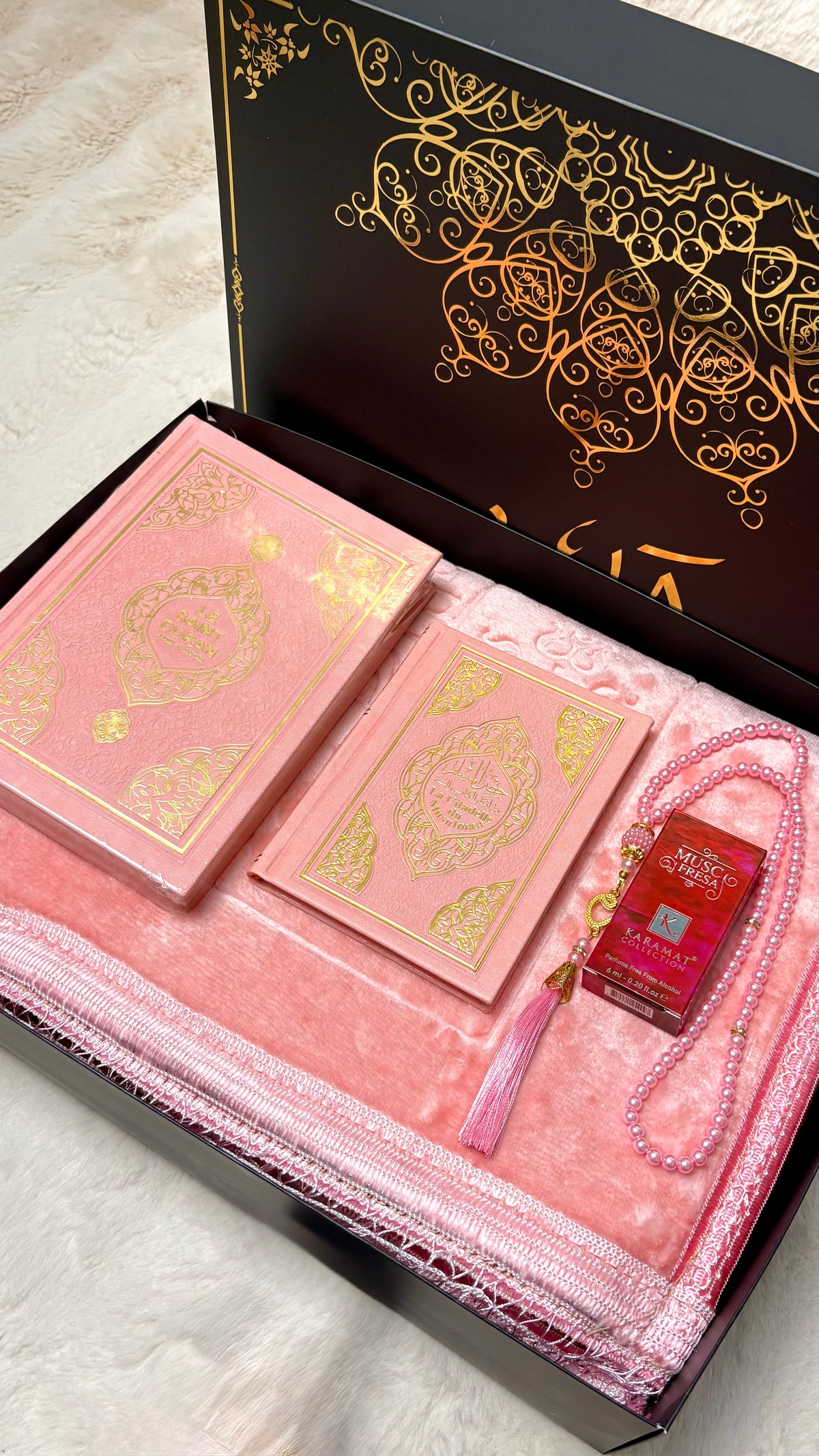 Coffret cadeau islamique Nour rose : Coran, La Citadelle du musulman, tapis de prière, tasbih et musc