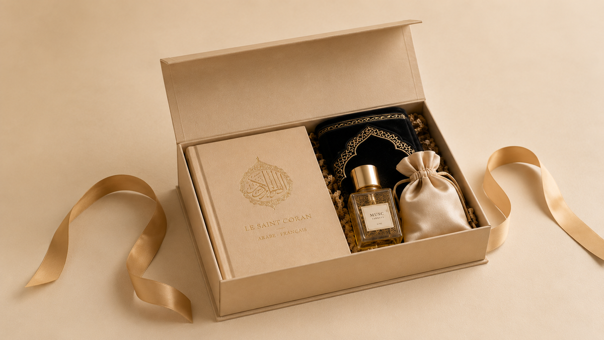Coffret Nafis ouvert : Coran bilingue, tapis de prière en velours, flacon de musc et pochon satiné, ruban doré