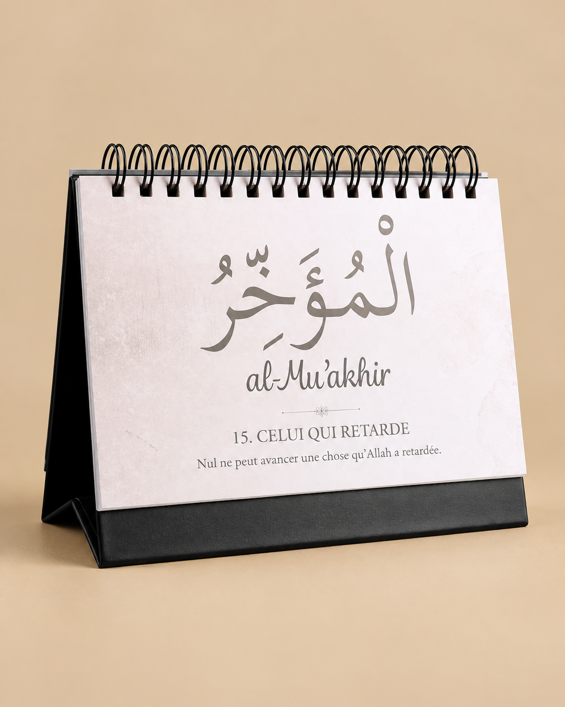Calendrier noir ouvert sur la page du nom al-Mu'akhir