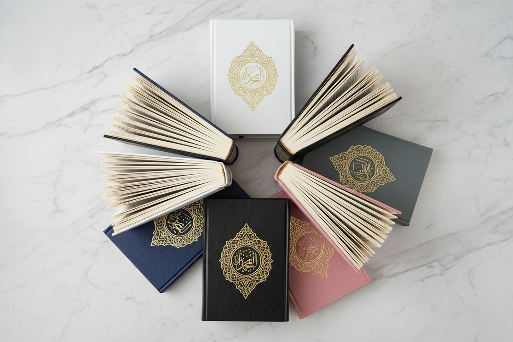 Corans Nafis 5 couleurs — flat lay sur marbre blanc
