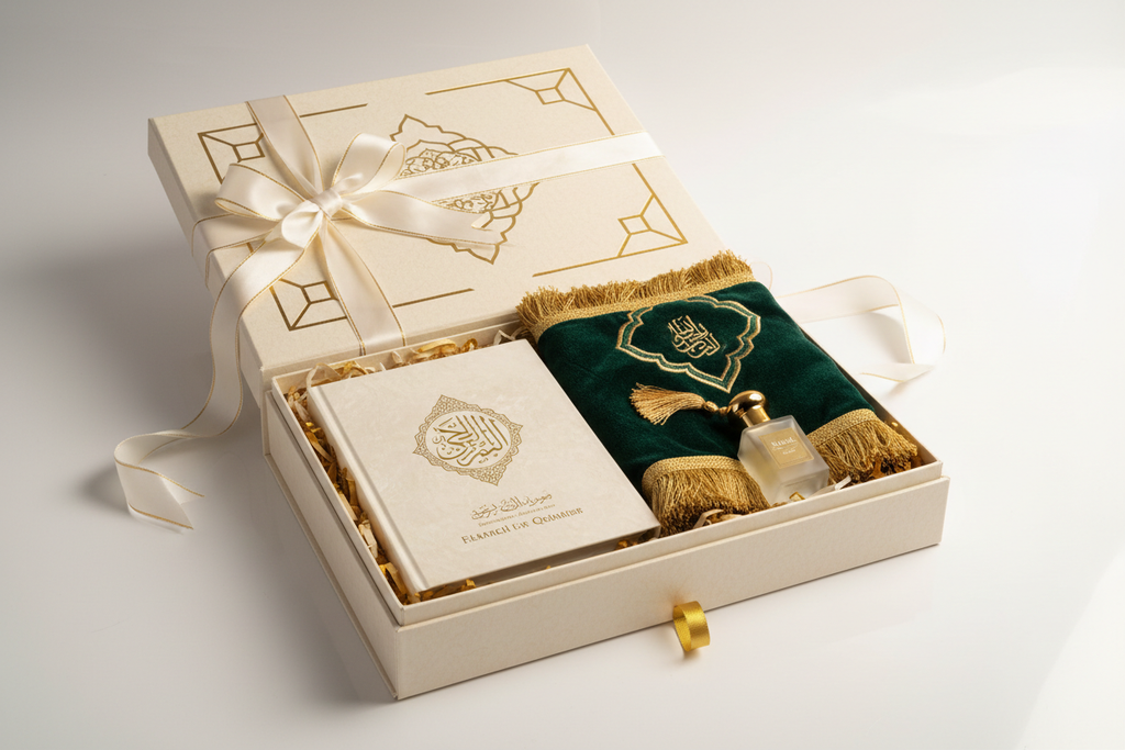 Coffret Cadeau Islamique Sakina ouvert — Coran, tapis et musc, fond blanc