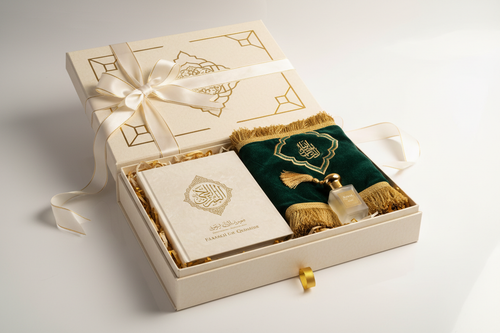 Coffret Cadeau Islamique Sakina ouvert — Coran, tapis et musc, fond blanc